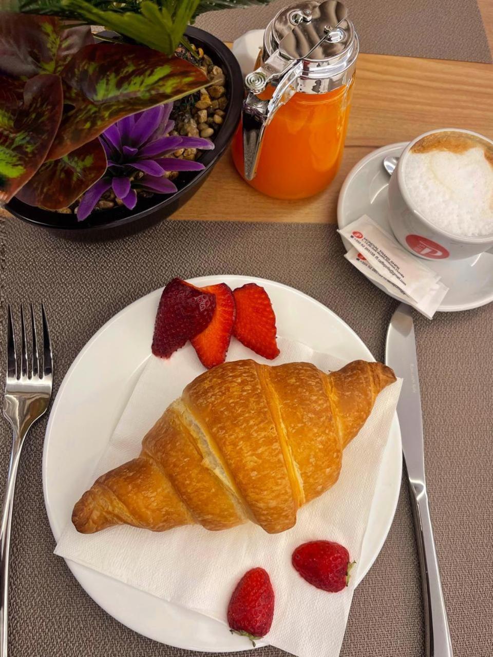Reign Hotel Vorë Dış mekan fotoğraf