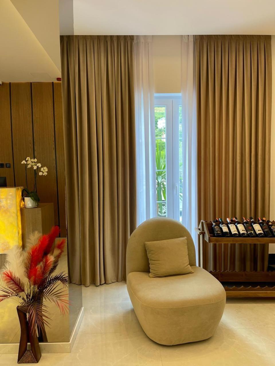 Reign Hotel Vorë Dış mekan fotoğraf