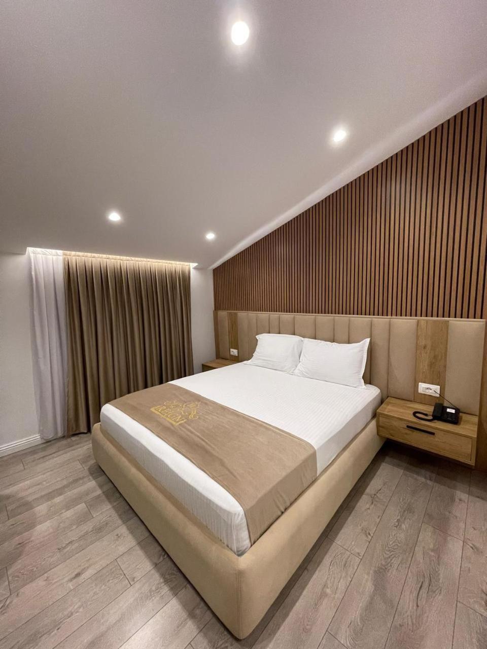 Reign Hotel Vorë Dış mekan fotoğraf