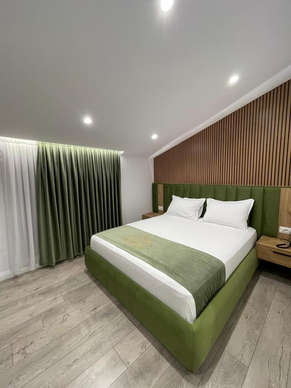 Reign Hotel Vorë Dış mekan fotoğraf